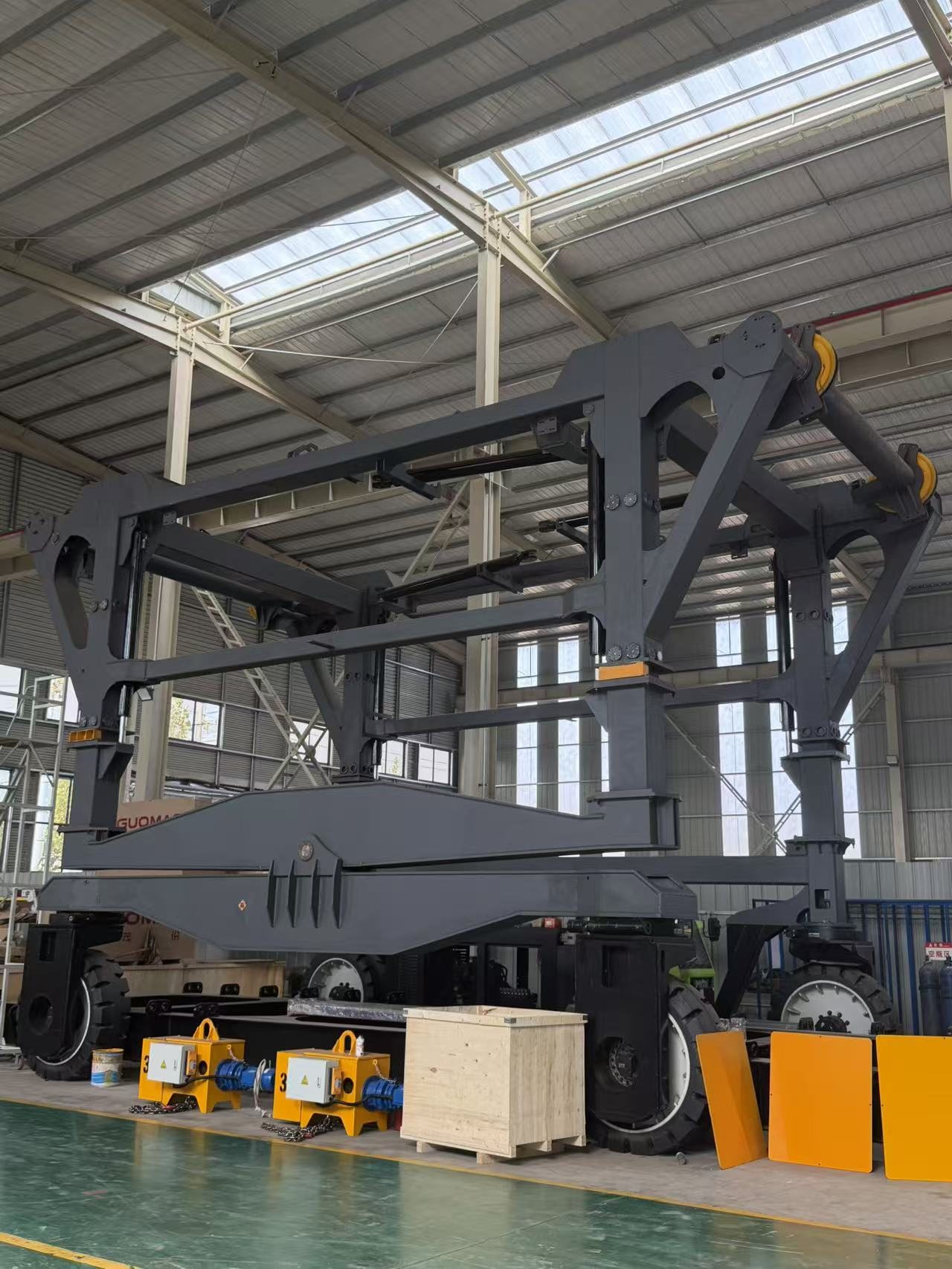 Straddle Carrier