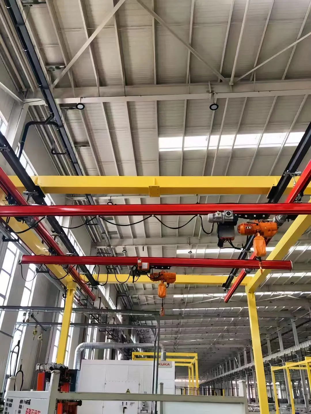KBK light crane system with chain hoists under a steel roof