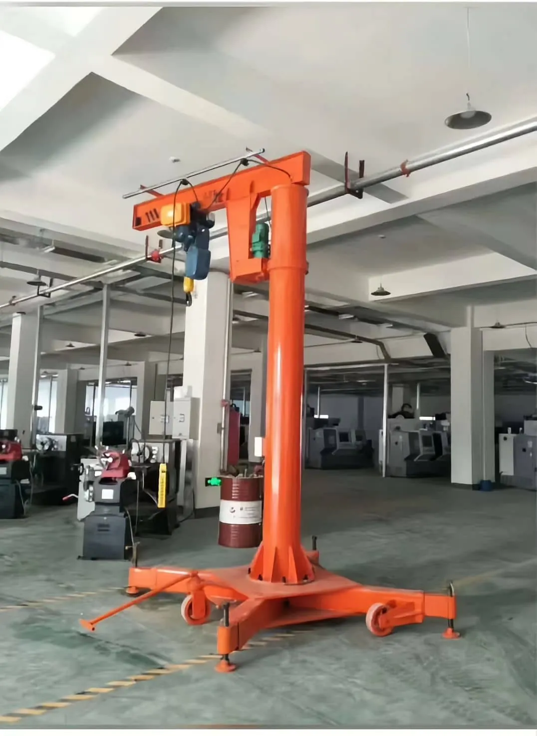 Mobile jib crane on a wheeled outrigger base
