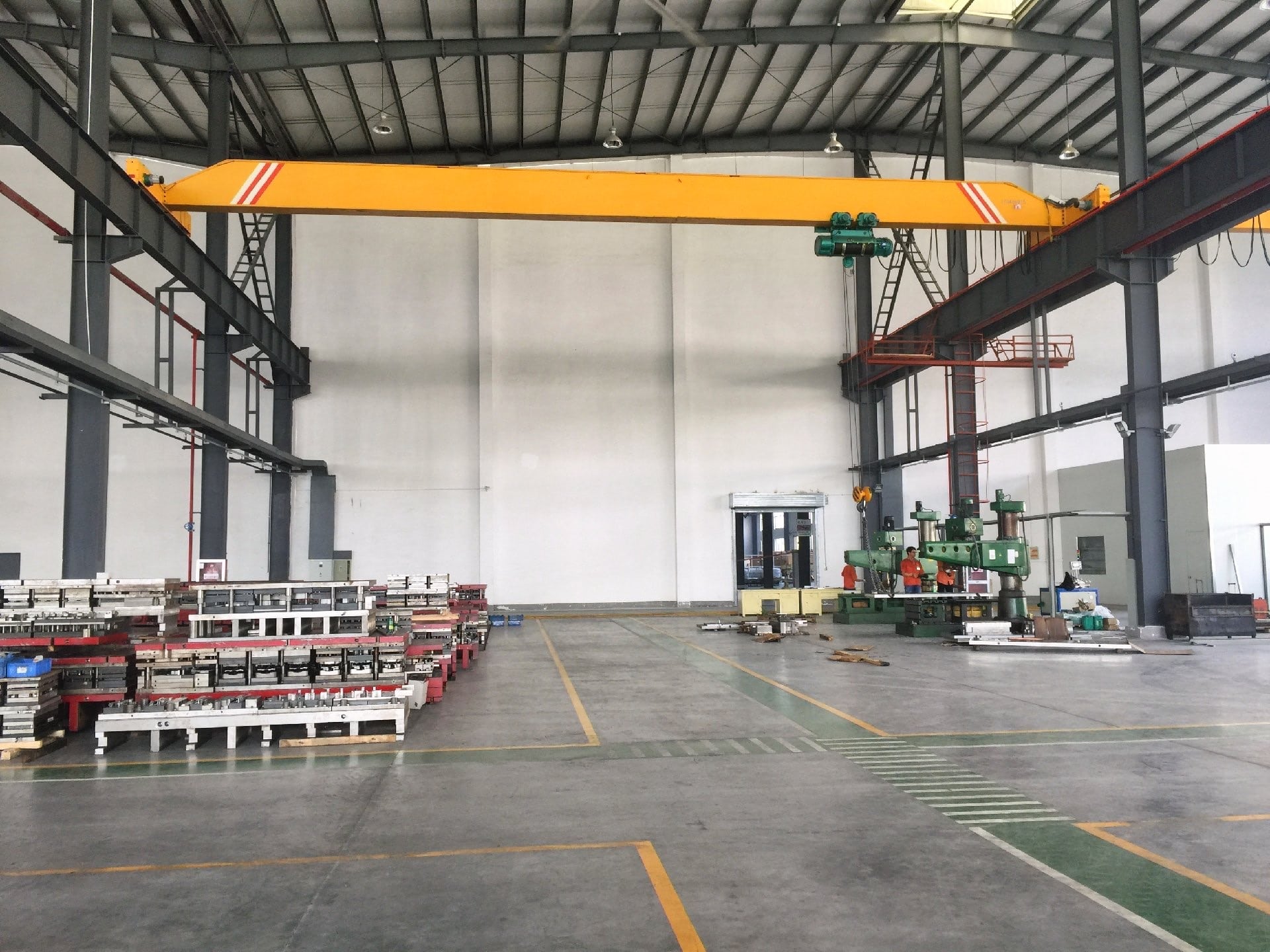 Kitanano single girder overhead bridge crane in factory workshop