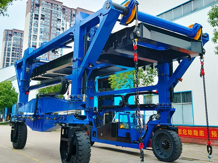 Integrated container straddle carrier with driver's cab, rubber tires and corner lifting chains
